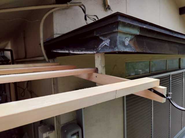 庇板金の変色と補修跡
